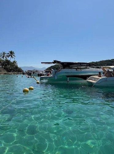 Barco em águas cristalinas em Angra dos Reis