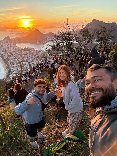 Pessoas no topo do morro