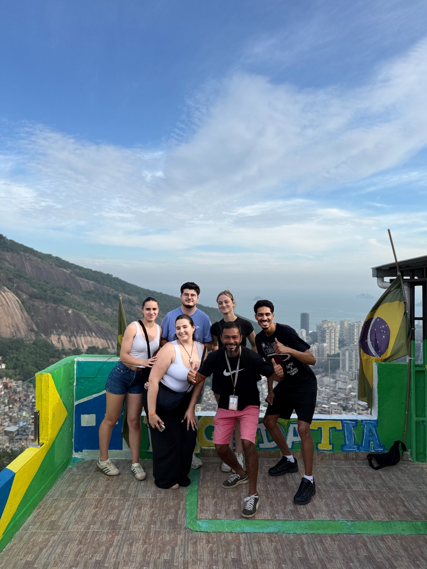 Grupo com o guia, vista da Rocinha