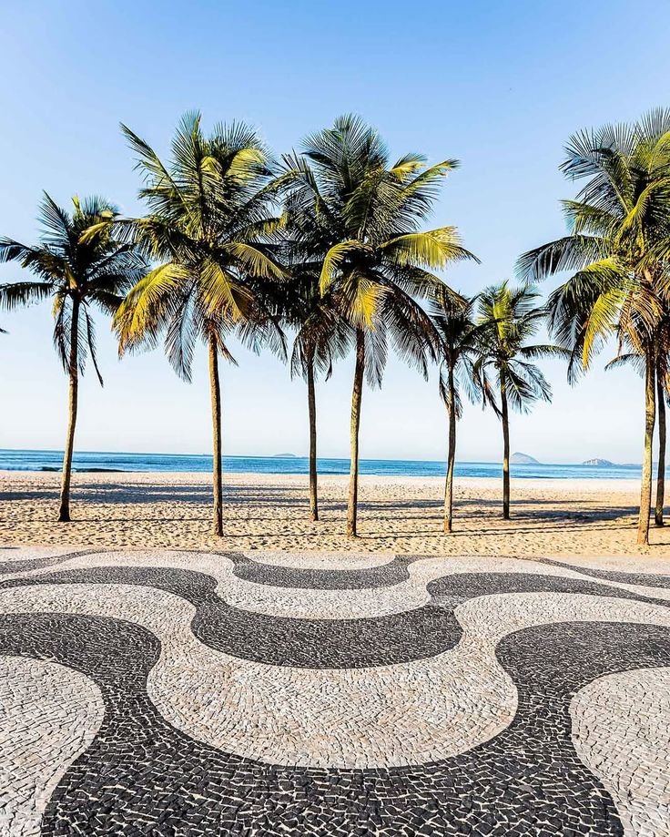 Calçadão de Copacabana com coqueiros e praia